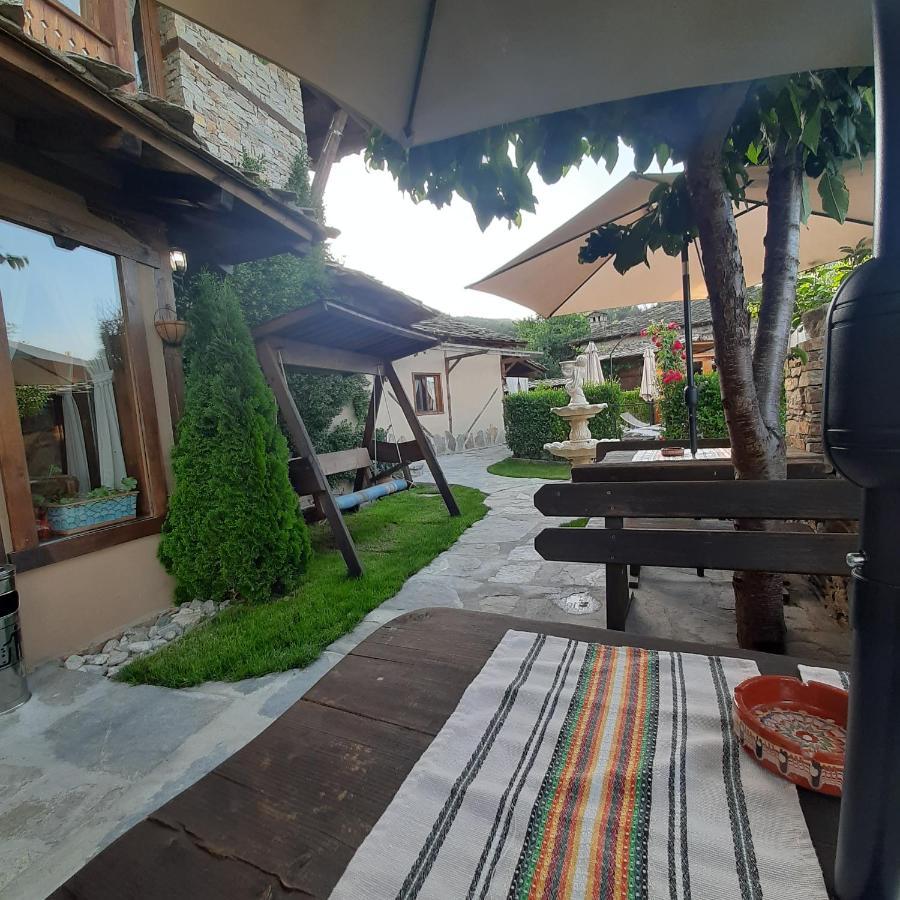 Семеен Хотел Скендерова Къща Leshten Exterior foto