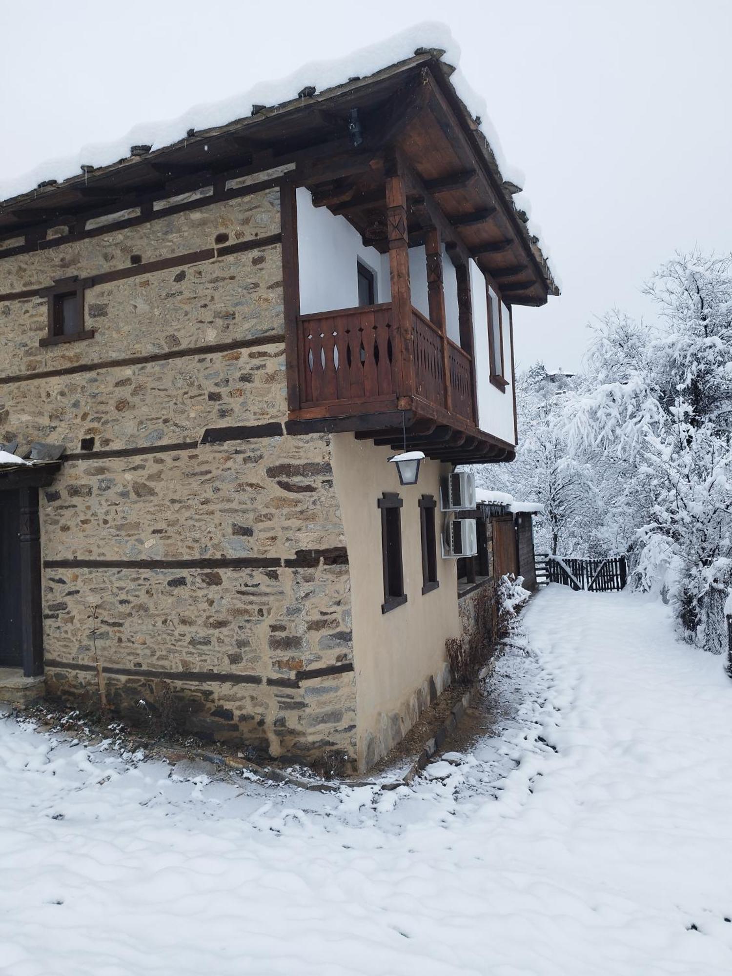 Семеен Хотел Скендерова Къща Leshten Exterior foto