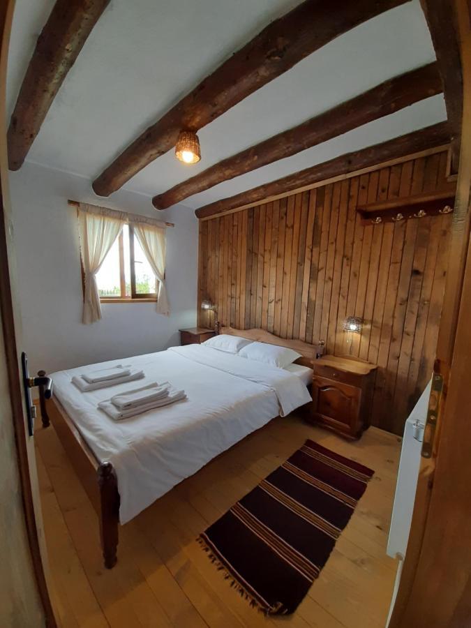Семеен Хотел Скендерова Къща Leshten Zimmer foto